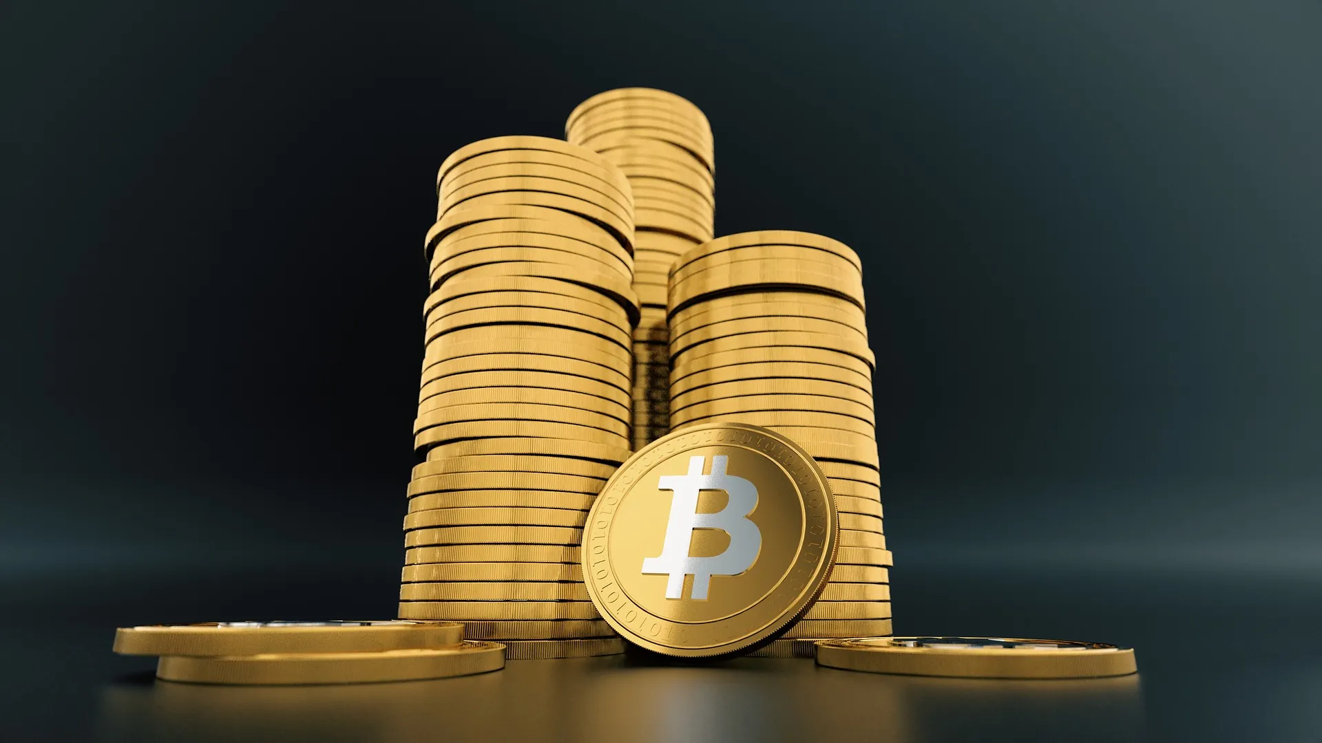 Pirgje monedhash të arta me një Bitcoin përpara