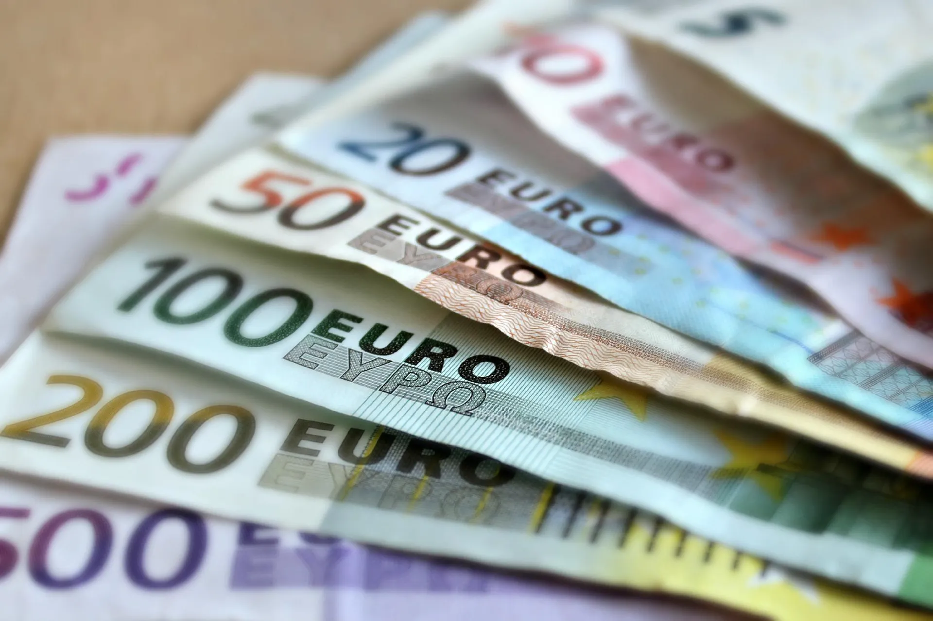 Kartëmonedha euro të hapura në formë freskoreje