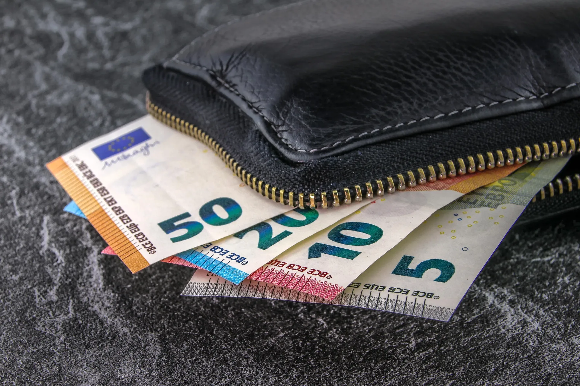 Euro në një portofol lëkure