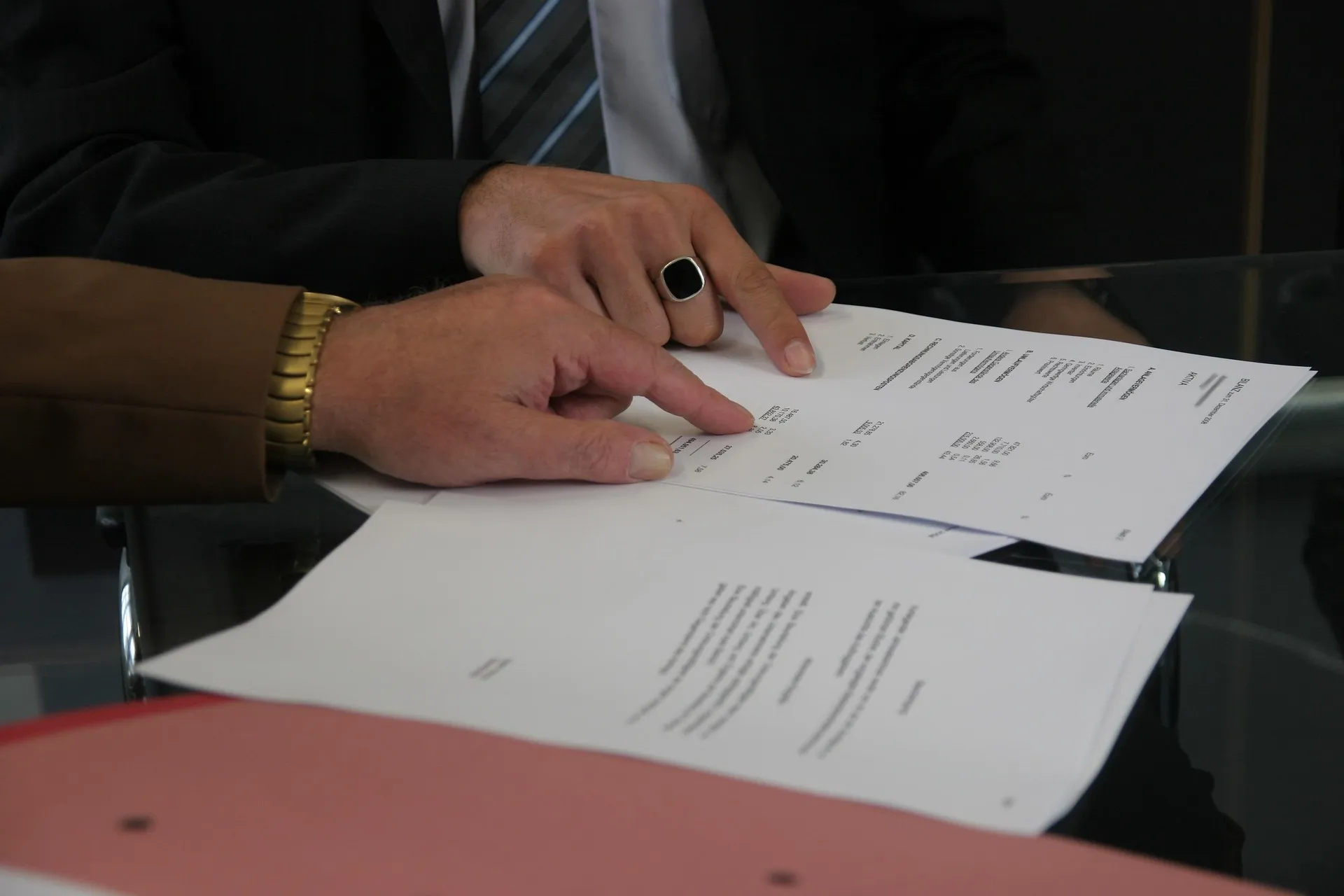 Nënshkrimi i një kontrate në tavolinë
