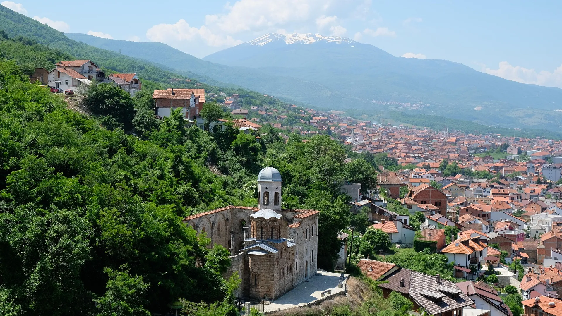Panorama e Prizrenit me kalanë dhe malet e Sharrit në sfond